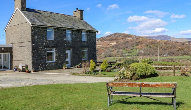 YMWLCH BACH FARMHOUSE, character holiday cottage in Criccieth