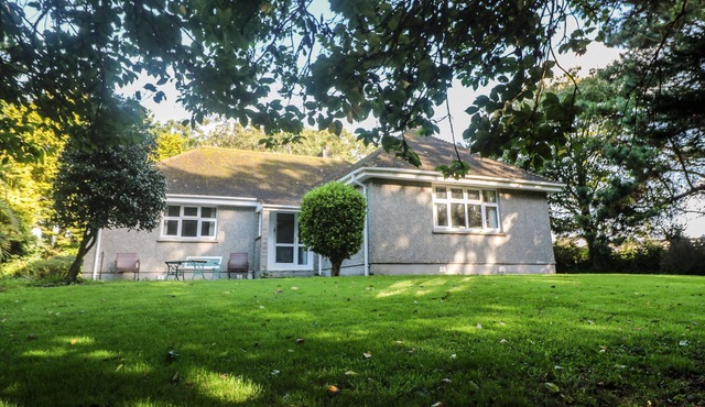 YNGYWIDDEN, pet friendly, character holiday cottage in Rosudgeon