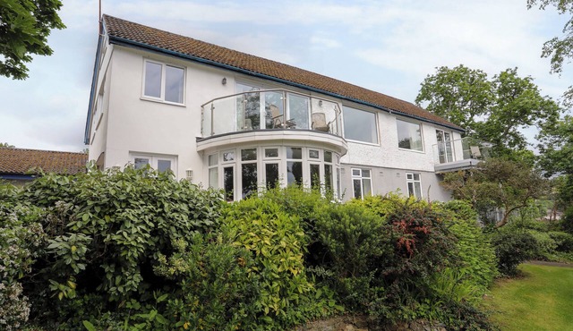 YNYS CASTELL, pet friendly, country holiday cottage in Menai Bridge