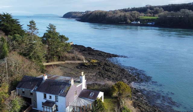 YNYS FAELOG COTTAGE, family friendly, with open fire in Menai Bridge