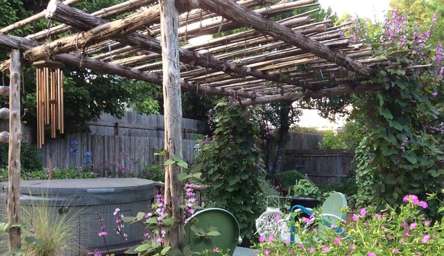 Yo Haus-in Historic District -1 1/2 blocks off W Main-hot tub-screened in porch