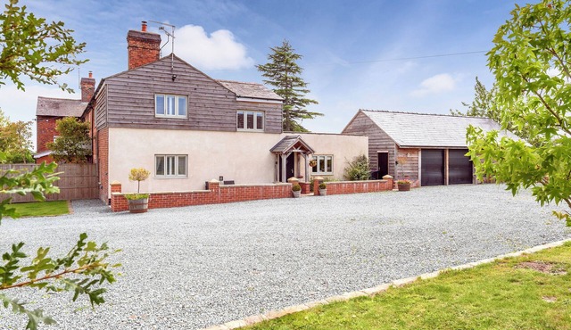 YOCKING GATE MEWS, pet friendly, with a garden in Whitchurch