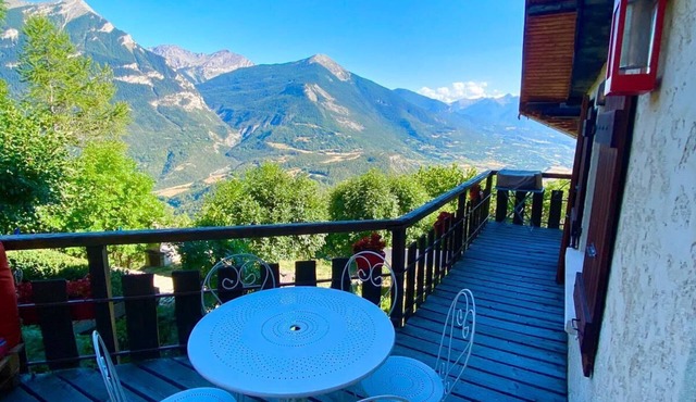Yoga, hiking, climbing, mountain biking from the Balcons de la Durance. Triathlon 10 km