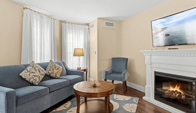 York Beach, Maine | Coastal Studio with Ocean Peek + Resort Amenities