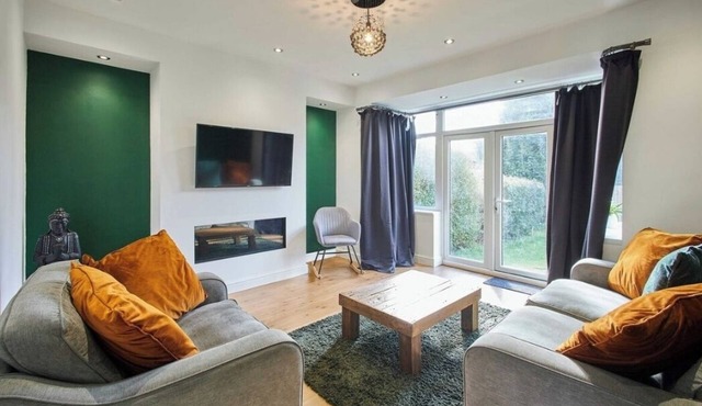 York City House- Close to Town Centre with Free Parking