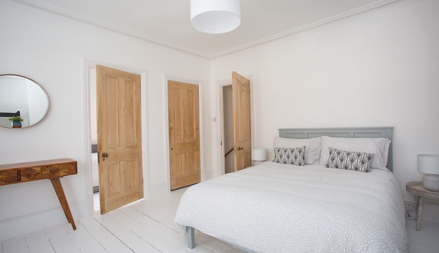 York House - Sleeps 12 beach road with sea views
