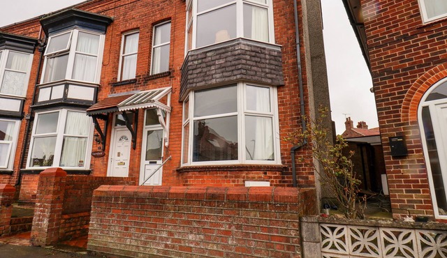 YORKSHIRE HOUSE, pet friendly, character holiday cottage in Filey