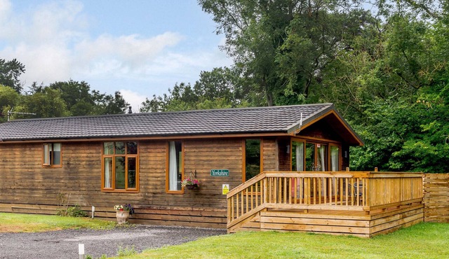 YORKSHIRE LODGE, pet friendly, with hot tub in Kiplin