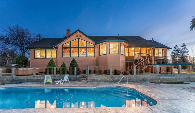 Yosemite Adventure House with Pool-hot tub-game room!