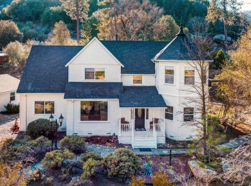 Yosemite Country House sleeps 20 w/hot tub, firepit, bonus studio