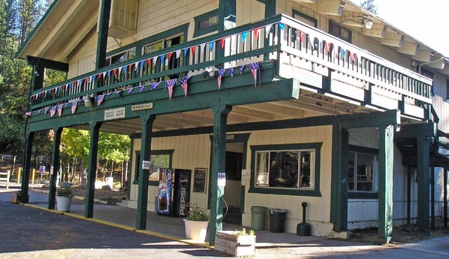 Yosemite Lakes Meadow Yurt 15