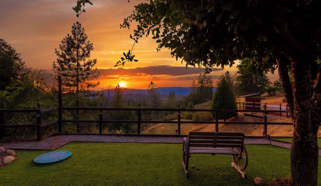 Yosemite Mountain Escape - HotTub, Pool Table, Gazebo, Scenic Views, Bass Lake