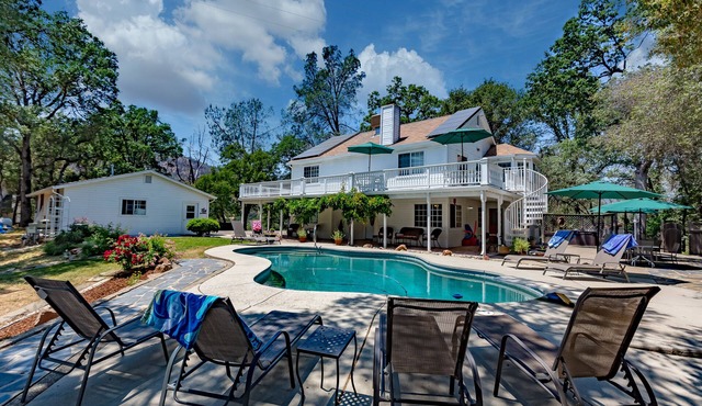 Yosemite Oaks Retreat, Views, Pool & Hot Tub, Game Room, & So Much More!