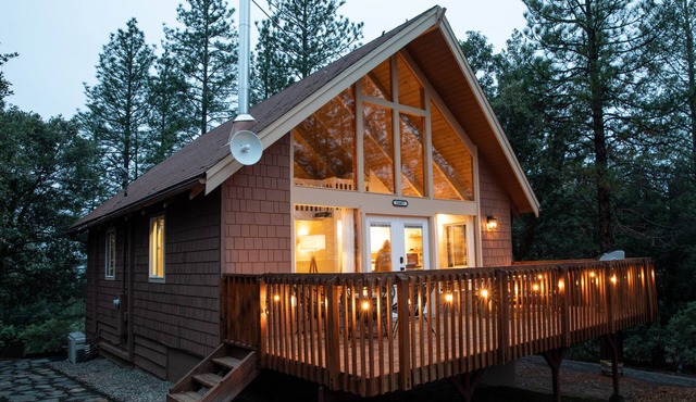 Yosemite Retreat: Pet-Friendly Hilltop Cabin in Tranquil Surroundings