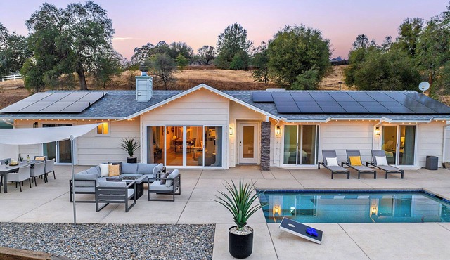 Yosemite Serenity: Hilltop pool, hot tub and firepit!