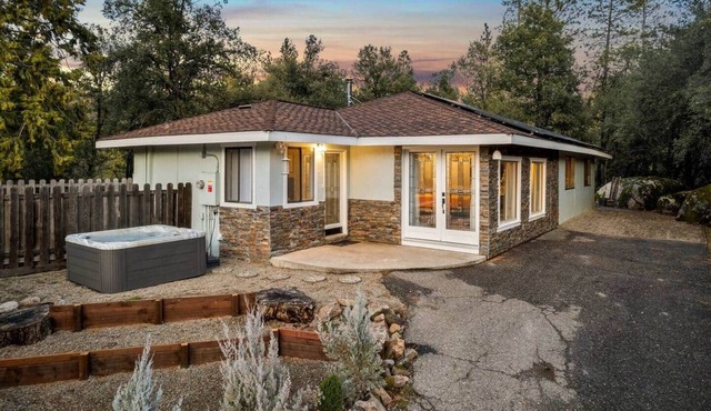 Yosemite Stars * Hot Tub*2 Decks*Creek view*Arcade