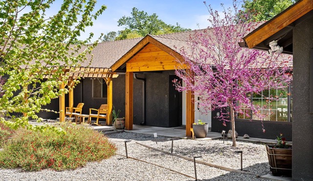 Yosemite Sunrise Retreats: 2 Homes on 5 Acres! Pool, 2 Spas, 50 min to Yosemite!