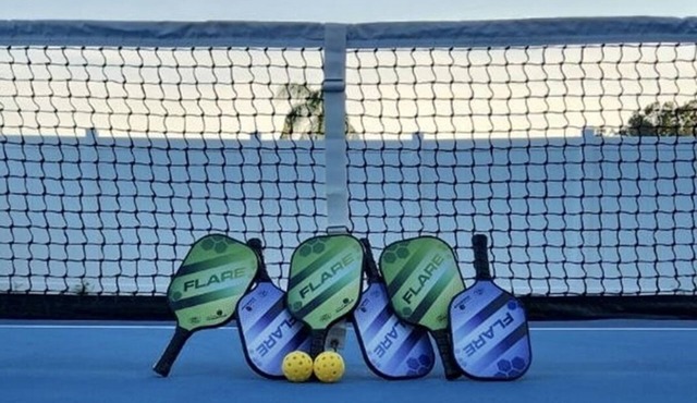 You Belong on a Pickleball Court ! 5-min to Beach-Food-Shops ! Full Kitchen