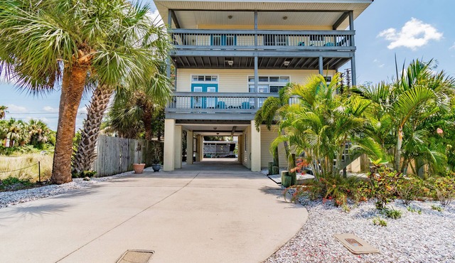 You Belong on a Beach ! Walk to Beach - Food - Bar ! Fully Stocked Kitchen