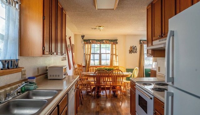 You Don’t Want to Miss This! Full Kitchen, Outdoor Pool, Free Parking!