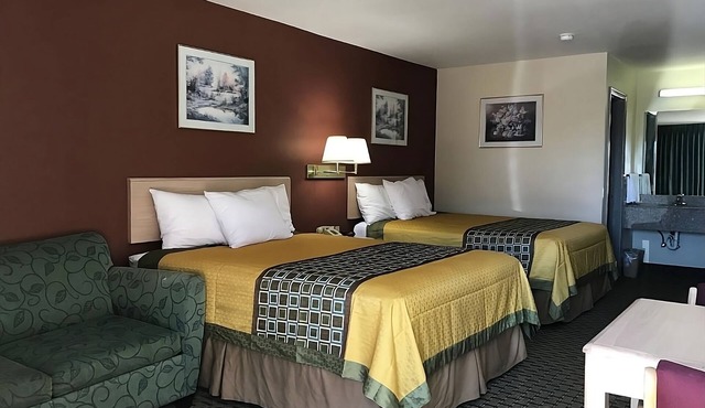 You Found It! 3 Comfortable Units, Free Breakfast & Parking, Pets Allowed, Pool