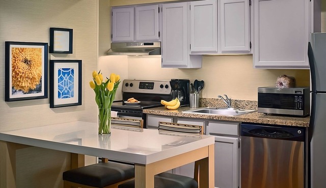 You Found it! Free Breakfast, Free Parking, Onsite Pool, Private Kitchen