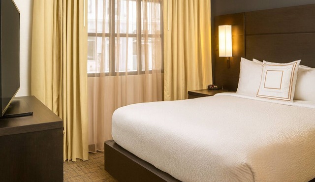 You Found it! Spacious Suite with Full Kitchen and Free Breakfast, Outdoor Pool!