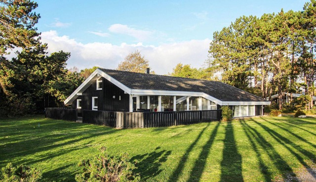 You want a lot of space and proximity to the beach on vacation? This vacation home offers both.