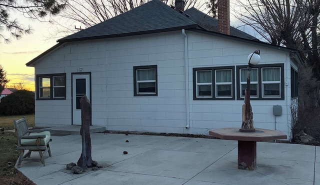 You will love this darling 3 bedroom,family & pet friendly home in Jordan Valley