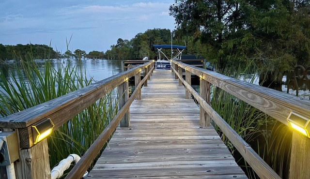 YOU WON’T BE SORRY! 4bd 2ba home on Moultrie near the diversion canal sleeps 10