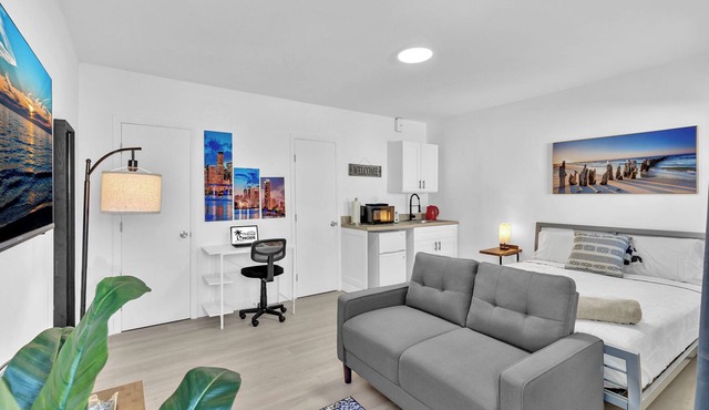 Young Circle & Hollywood Blvd ~ Posh Studio Suite