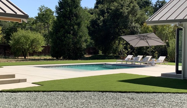 Yountville Private Home surrounded by wineries- main house & pool house for use!