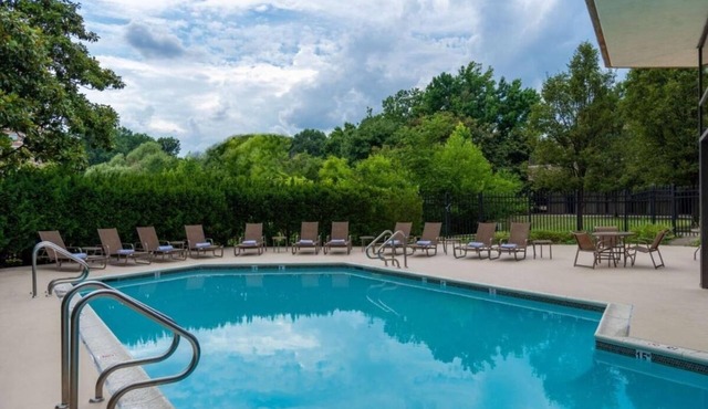 Your Alexandria Escape! 4 Relaxing Units, Outdoor and Indoor Pool, Pets Allowed!