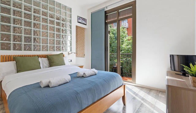 Your Barcelona Base: Cozy Apt by Sant Pau & Metro w/AC & Balcony
