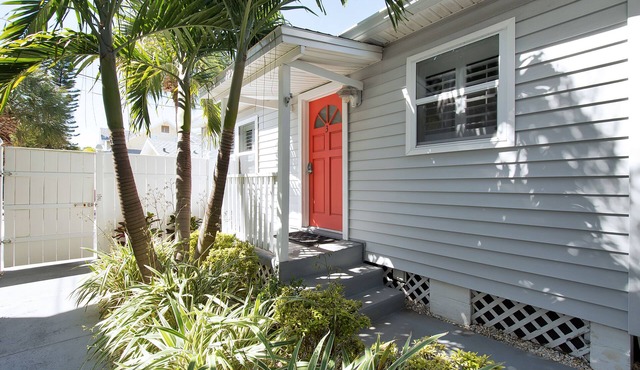 Your Beach Cottage Getaway! 'Come and enjoy our sand and sunsets '