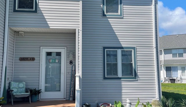 Your Beachy Getaway! 3-bedroom 2.5 bath with pool and Tennis court Sleeps 8