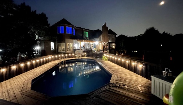 Your BIG HOME Getaway, 30 minutes to O'Hare Airport, Only 37 miles to Chicago