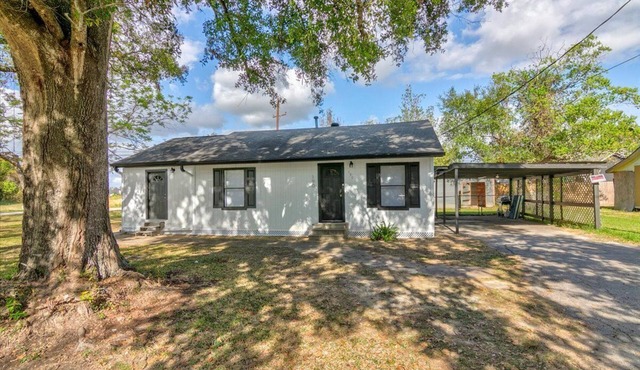 Your Bridge City Bliss Awaits in this 3 Bdrm Gem!