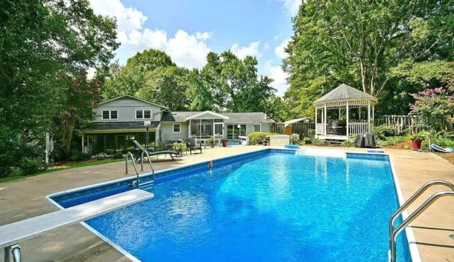 Your Carolina Oasis Awaits- PETS FREE! Support Animal Welfare in the Carolinas