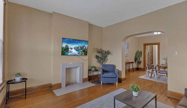 Your Central Columbus Retreat Awaits 5 BR 2 Bath