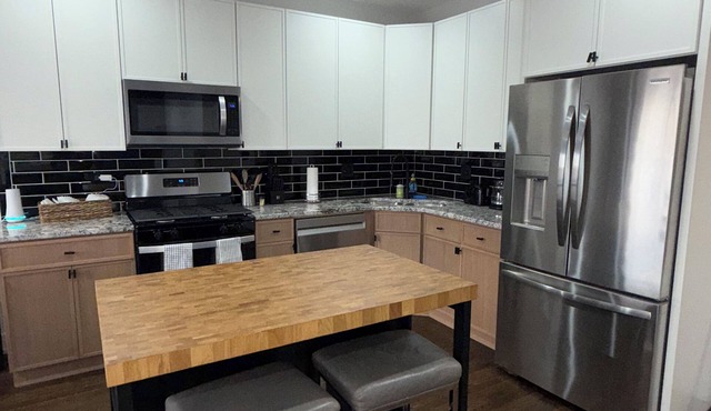 Your Chicago Home Base – 4BR, 2BA, Sleeps 15, Ideal for Families & Groups!