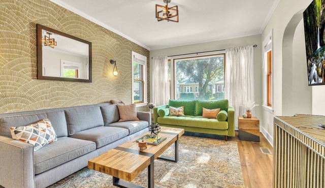 Your Chicago Hub~ 4 minute Walk to Train~ Pets OK