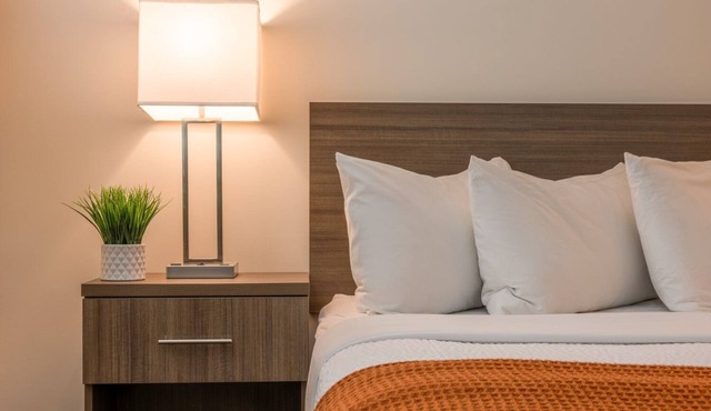 Your Coastal Hideaway: Accessible Deluxe King with Wet Bar