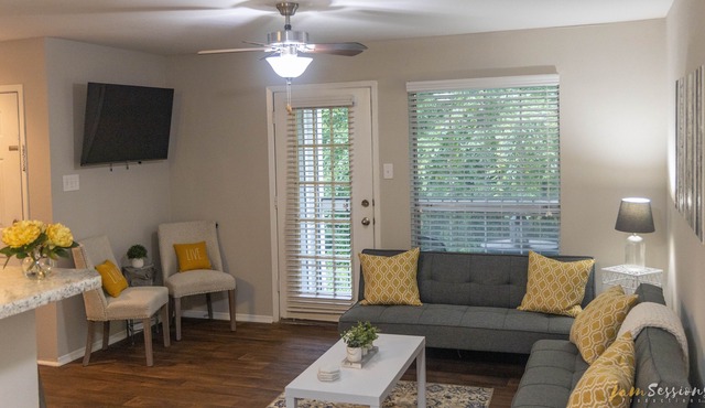 Your comfort zone! Mins from downtown and Northshore