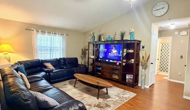Your Cozy Main Homestead - 5 minutes to I-75. Pets Welcomed!