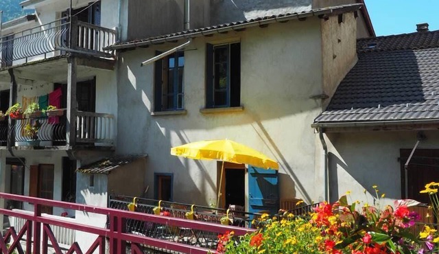 Your cozy nest in the mountains! Charming mountain home stay!