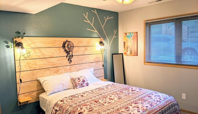 Your cozy riverfront escape with big-city access