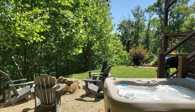 Your Cozy Smoky Mtn Basecamp for Adventure (and S’mores) Hot Tub, 2 Kings