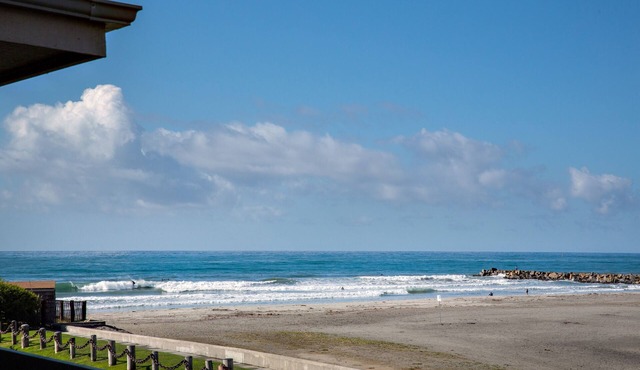 Your Dream Coastal Getaway: 2BR Cottage with Ocean Views!