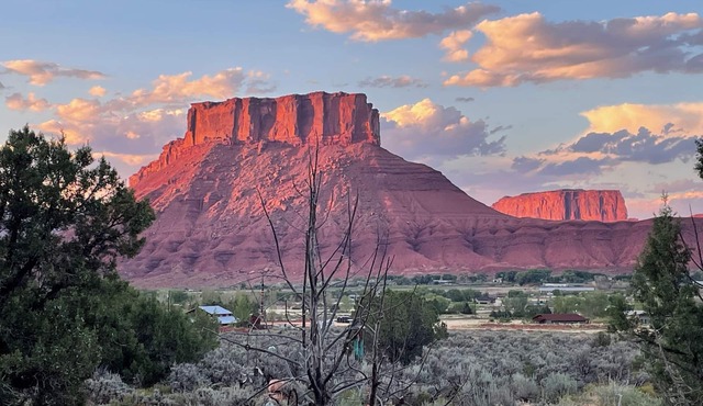 Your dream retreat in a private and tranquil 2 bed/2 bath home near Moab, Utah